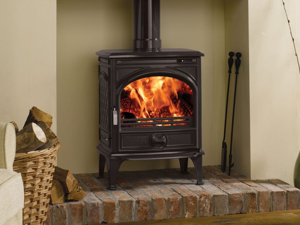 Dovre 425 multi-fuel stove with heat-resistant glass ceramic door panel, fire on.