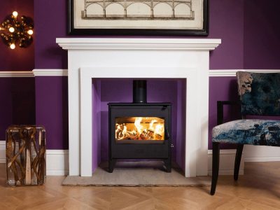ESSE 150SE wood-burning stove with heat-resistant glass ceramic door panel, fire on.