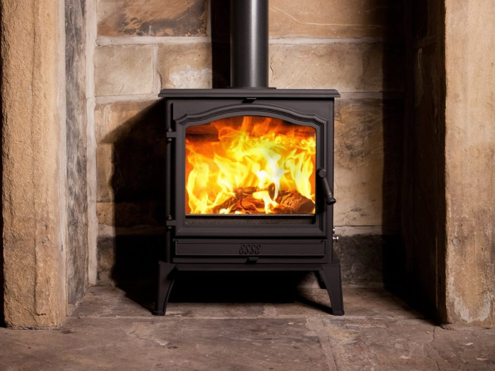 ESSE 700 Vista wood-burning stove with heat-resistant glass ceramic door panel, fire on.