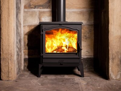 ESSE 700 Vista wood-burning stove with heat-resistant glass ceramic door panel, fire on.
