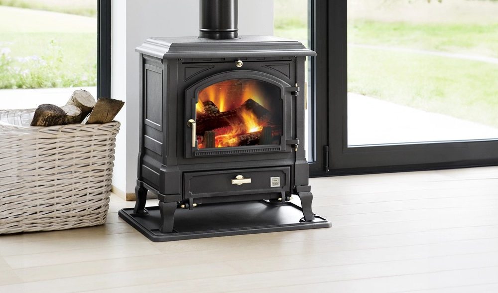 Nestor Martin Harmony I wood-burning stove with heat-resistant glass ceramic door panel, fire on.