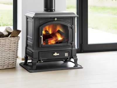 Nestor Martin Harmony I wood-burning stove with heat-resistant glass ceramic door panel, fire on.